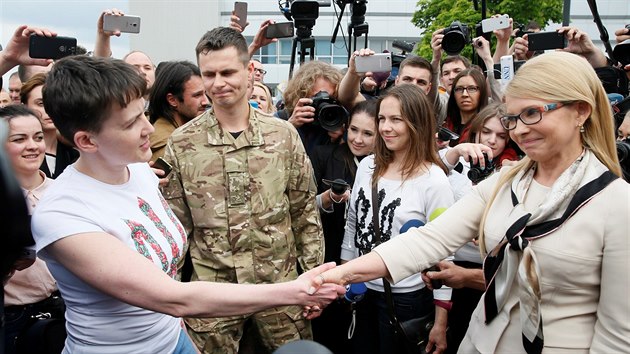 Ukrajinskou letkyni Nadiji Savčenkovou na letišti přivítala i bývalá premiérka Julija Tymošenková (25. května 2016)