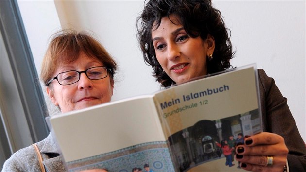 Německá učebnice islámské věrouky z roku 2009. Na snímku jsou její autorky Evelin Lubig-Fohselová a Guel Solgun-Kapsová.