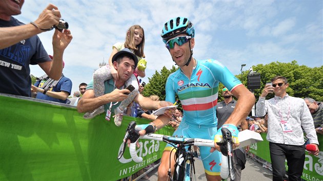 Vincenzo Nibali ped startem 19. etapy Gira dItalia.