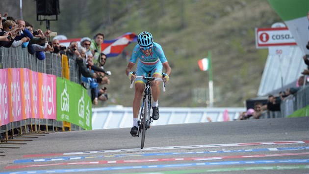 Vincenzo Nibali dojd do cle 20. etapy Gira dItalia. Dojd si pro rov trikot.