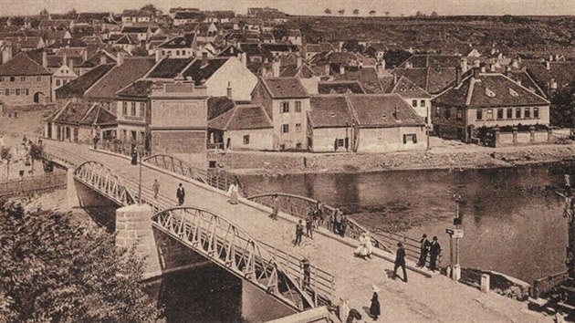 Na snímku je původní železný most z roku 1874. Je to předchůdce toho, který byl nyní zbourán.