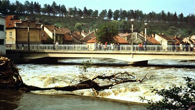 Podkltersk most vydrel nkolik velkch povodn. Tento snmek je z kvtna 1985.