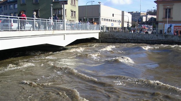 Podklášterský most vydržel několik velkých povodní. Tento snímek je z března 2006.
