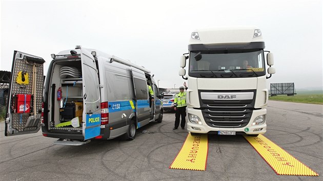 Policisté na Vysočině začali používat nové vozidlo speciálně vybavené a zařízené na kontrolu kamionů. V jeho výbavě jsou i mobilní váhy.