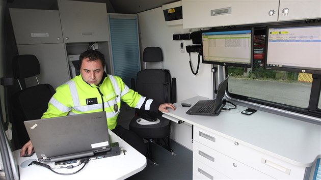 Policisté na Vysočině začali používat nové vozidlo speciálně vybavené a zařízené na kontrolu kamionů. Ve voze jsou i dvě samostatná pracoviště umožňující okamžité zpracování výsledků kontrol