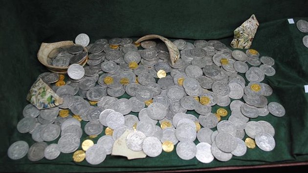 Muzeum v Humpolci připravilo výstavu, jejíž součástí je i poklad nalezený u Horních Rápotic.