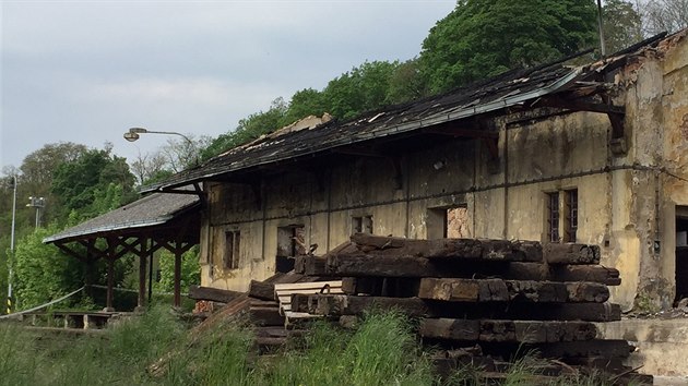 V budově Českých drah v Bakově nad Jizerou hořely veterány, způsobená škoda bude až tři miliony korun (20.5.2016).