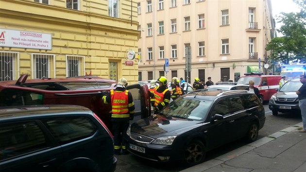 Auto se po nehod pevrtilo na bok, idi z msta utekl (24.5.2016).