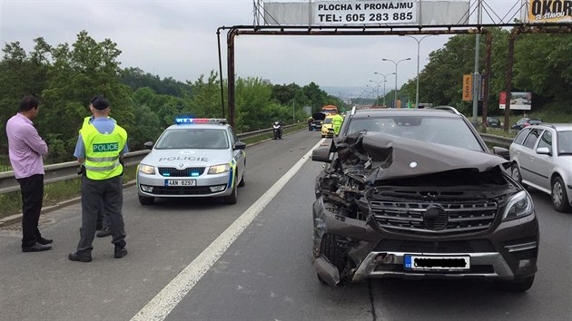 Opilý řidič v Praze 8 boural nejdřív do svodidel, pak do náklaďáku převážejícího kousky suti (25.5.2016).