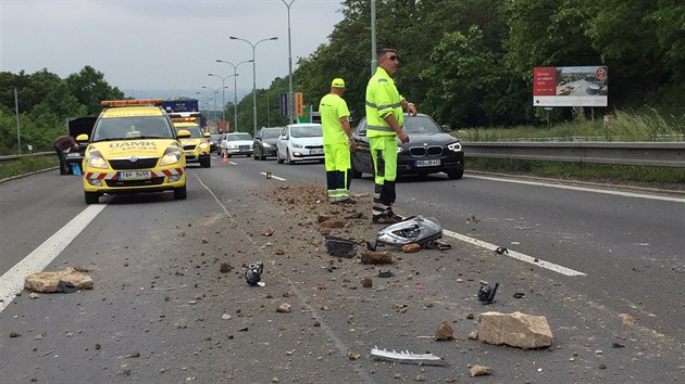 Opilý řidič v Praze 8 boural nejdřív do svodidel, pak do náklaďáku převážejícího kousky suti (25.5.2016).