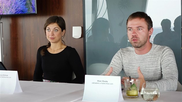 Oliver Dlouhý a Lucie Breová ze spolenosti Kiwi.com