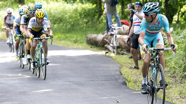 Vincenzo Nibali se v prbhu 13. etapy Gira ohl po soupech.