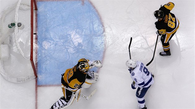 Sidney Crosby z Pittsburghu (vpravo) u jen pihl, jak Tyler Johnson z Tampy Bay rozhoduje prodlouen a brank Marc-Andre Fleury inkasuje.