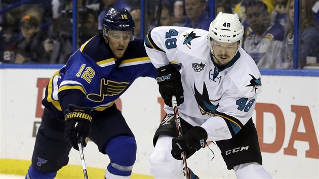 Tom Hertl ze San Jose unik, sth ho  Jori Lehtera  ze St. Louis.