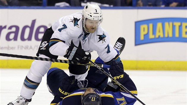 Obrnce San Jose Paul Martin se ene za pukem, Jaden Schwartz ze St. Louis momentln nem anci.