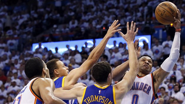 Russell Westbrook z Oklahoma City se prosazuje pes obranu Golden State.