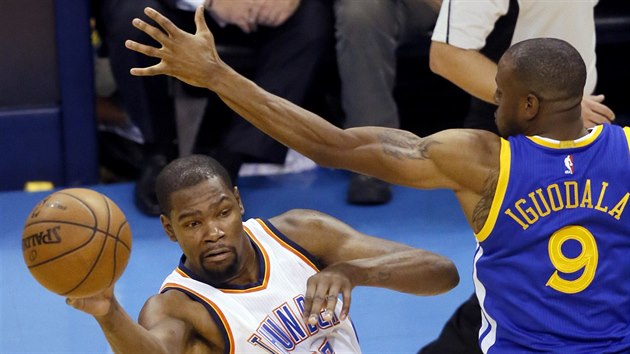 Kevin Durant z Oklahoma City obelstil soupee, Andre Iguodala z Golden State na m nedoshl.