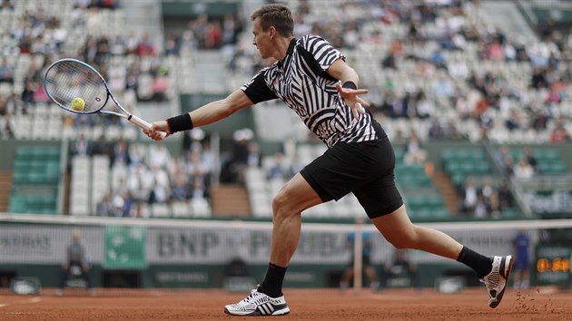 M POD KONTROLOU. Tom Berdych ve druhm kole Roland Garros.