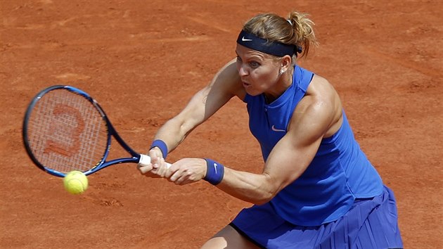 VE STEHU. Lucie afov ve tetm kole Roland Garros.