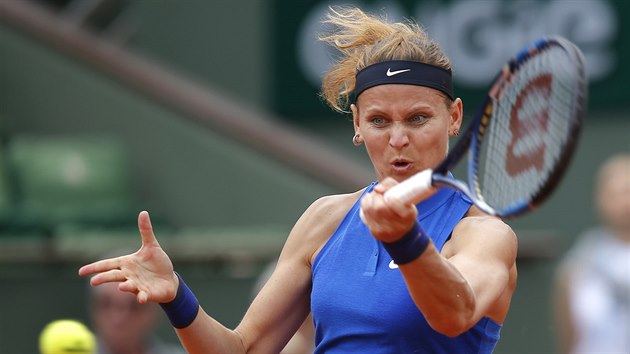 FORHEND. Lucie afov ve tetm kole Roland Garros.