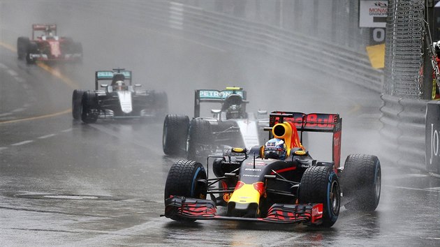 Daniel Ricciardo vede pole jezdc ve Velk cen formule 1 v Monaku.