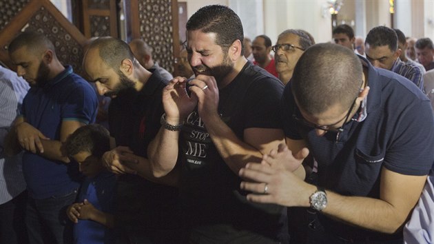 Zdrcení příbuzní a přátelé pasažérů letu společnosti EgyptAir se sešli v jedné z káhirských mešit.