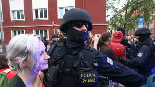 Policie zasahuje v pražském sociálním centru Klinika poté, co v ní anonym nahlásil bombu. (24. května 2016)
