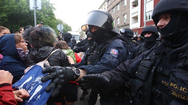 Policie zasahuje v pražském sociálním centru Klinika poté, co v ní anonym nahlásil bombu. (24. května 2016)