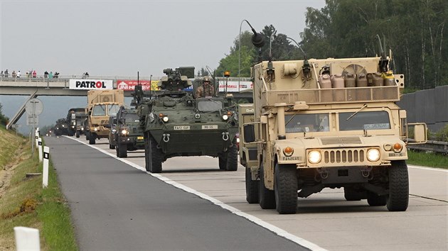 Americký konvoj míří po dálnici D1 do Vyškova. (28. května 2016)