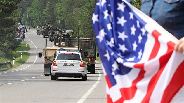 Americký konvoj míří po dálnici D1 do Vyškova. (28. května 2016)