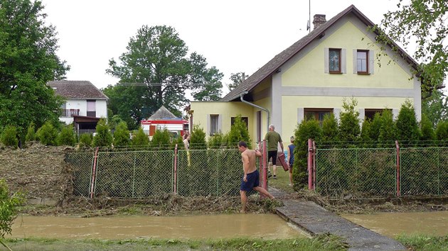 Zplavy se pehnaly obc Vrava a dalmi msty na Krlovhradecku. (29.5.2016)