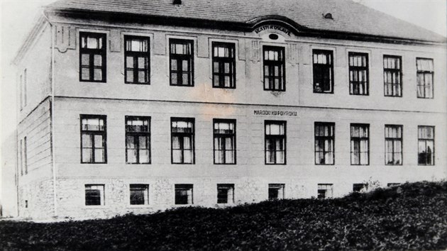Dobový snímek- dvoutřídní obecná škola v Zadní Záběhlé postavená v letech 1923 až 1924.