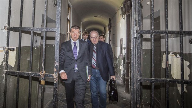 Ministr financí Andrej Babiš a ministr kultury Daniel Herman při návštěvě bývalé komunistické věznice v Uherském Hradišti. (27. 5. 2016)