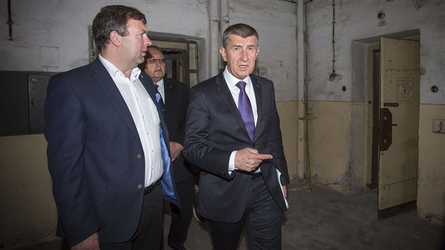 Ministr financí Andrej Babiš a starosta města Stanislav Blaha při návštěvě bývalé komunistické věznice v Uherském Hradišti. (27. 5. 2016)