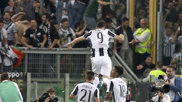 Alvaro Morata z Juventusu Turn se raduje z vtzn trefy ve finle Italskho pohru s AC Miln.