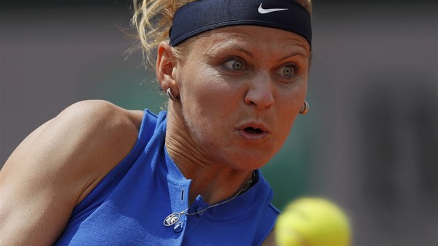 esk tenistka Lucie afov v duelu s Viktorij Golubicovou.