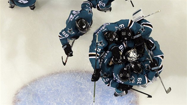 Hokejist San Jose se raduj z rozhodujcho vtzstv nad St. Louis, triumfu v Zpadn konferenci a postupu do finlovho boje o Stanley Cup.