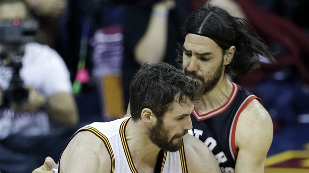 Kevin Love (vlevo) z Clevelandu se sna prosadit pes brncho Luise Scolu z Toronta.