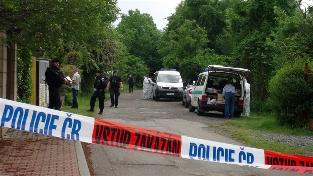 V jednom z dom v praskch Kunraticch se v ter ozvaly zvuky stelby. Podle svdk dolo mezi dvma sousedy k hdce, kter vystila ve stelbu (24.4.2016)