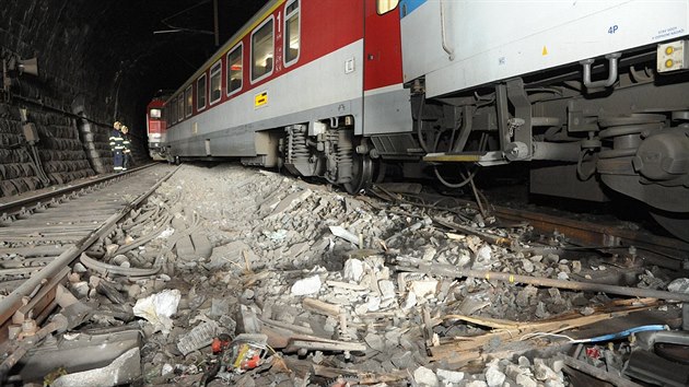 V ptek krtce po poledni dolo v Praze na Hlavnm ndra k vykolejen vlaku eskch drah (27.5.2016)