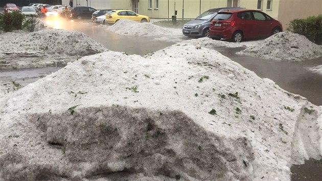 Na nkterch mstech bylo krupobit velmi intenzivn. Nejhor situace byla v Hoovicch na Berounsku (23. kvtna 2016).