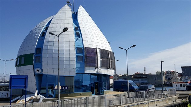 Pon�kud futuristick� budova hospody um�st�n� p��mo v�p��stavu.