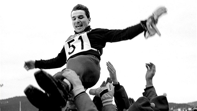 Ji Raka pi oslavch zlat olympijsk medaile ve francouzskm Grenoblu v roce 1968.