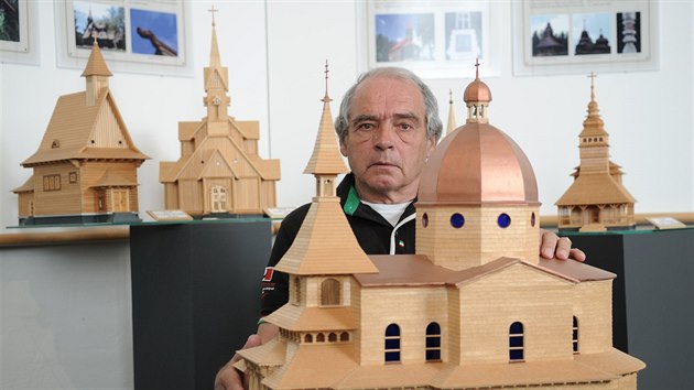 Jan Blizňák z Frýdku-Místku vytvořil už devatenáct modelů dřevěných kostelů z Moravskoslezského kraje.