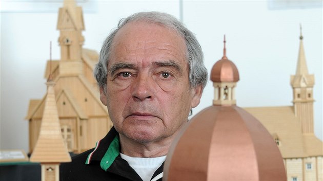 Jan Blizňák z Frýdku-Místku vytvořil už devatenáct modelů dřevěných kostelů z Moravskoslezského kraje.