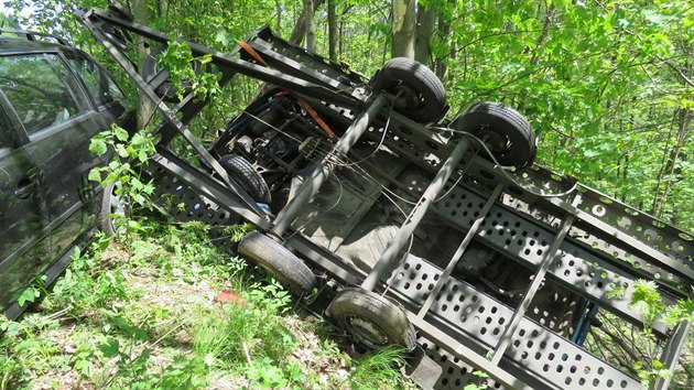 idi vezouc na pvsu trabant dostal kvli pli rychl jzd smyk a skonil ve stromech u silnice. Peven vz zniil.