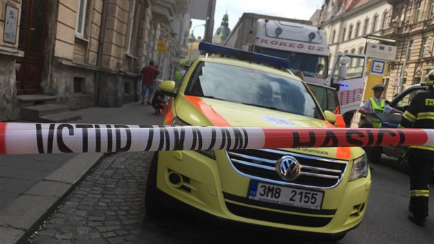 Při nehodě v centru Olomouce hasiči vyprošťovali zpod kamionu sraženou seniorku. Ta navzdory snaze záchranářů na následky svých zranění na místě zemřela.