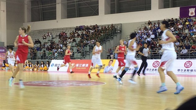 esk basketbalistka Alena Hanuov (vlevo) v ppravnm duelu s nou