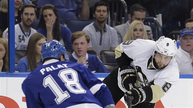 Brian Dumoulin z Pittsburghu pl na branku Tampy kolem Ondeje Palta.