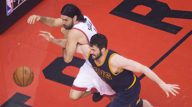 Luis Scola (vlevo) z Toronta a Kevin Love z Clevelandu v souboji o m.